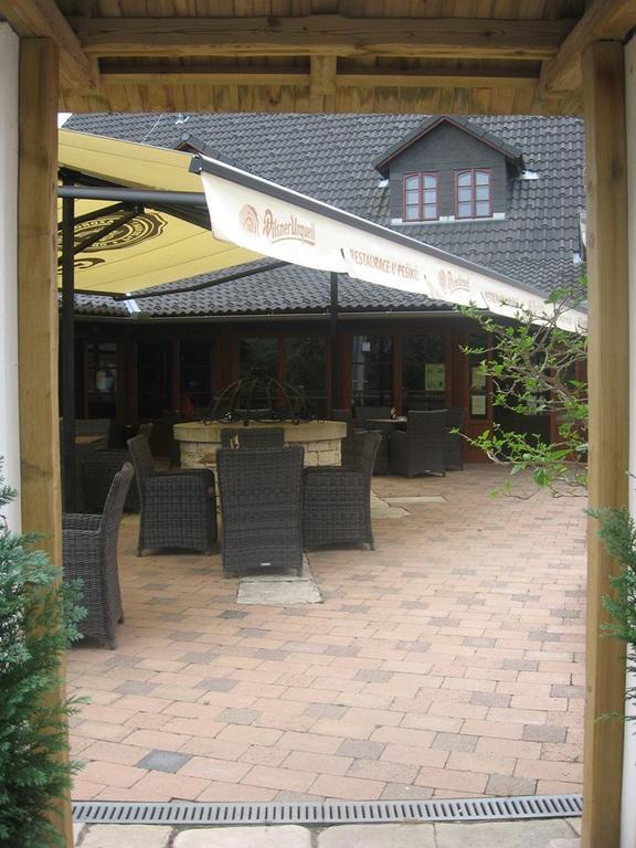 Restaurace A Penzion U Pesiku Červený Kostelec Zewnętrze zdjęcie